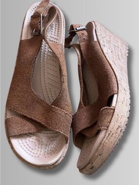 Women’s Crocs Brown Suede Wedge Sandals - Comfortable Summer Style sz6w